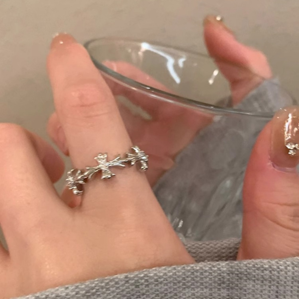 Cold and elegant silver zircon cross ring, a niche design for women, an ins light luxury index finger ring with a unique opening Specification drawing