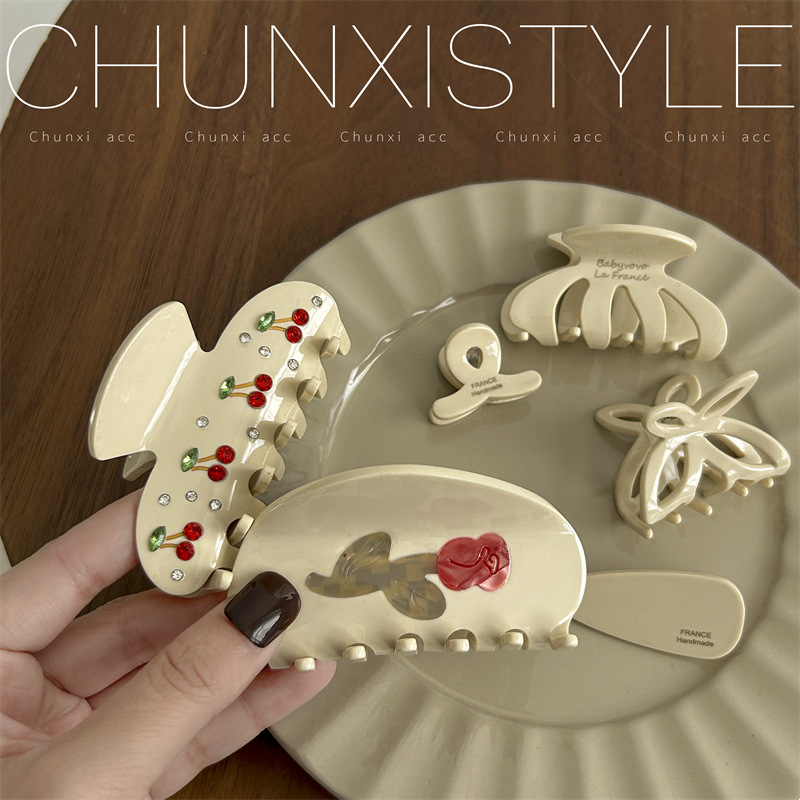 The high-end acetate milk white series of hair clips, fashionable scratch-off clips, French elegance, versatile, and the little fragrant shark clip for women Application Scenario