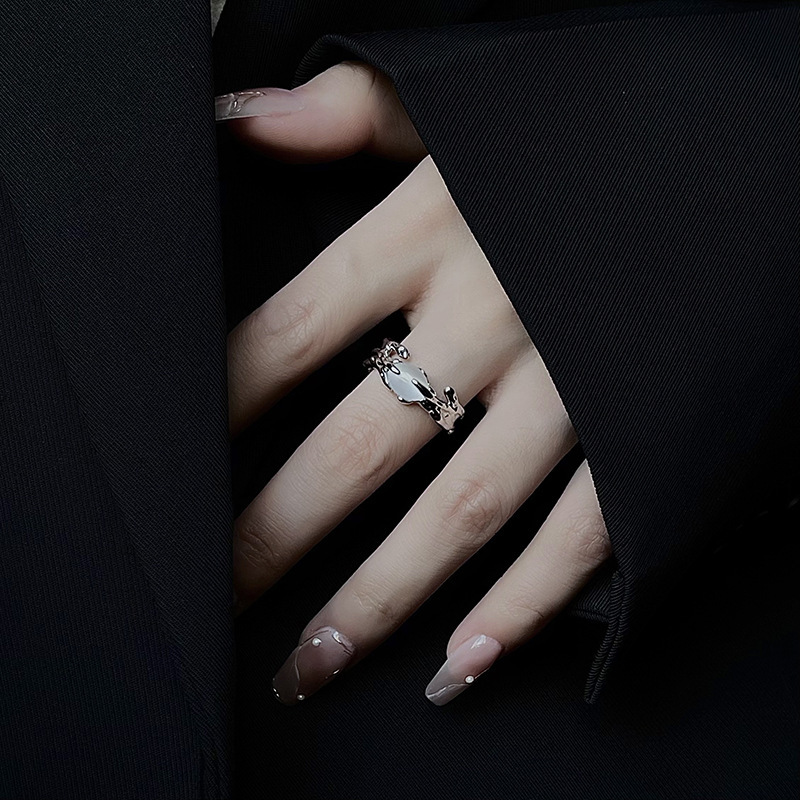 White Moonstone ring, a niche design for women, exudes a sense of sophistication, sweetness, coolness and coolness. The opening adjustment ring is a new 2023 model details Picture