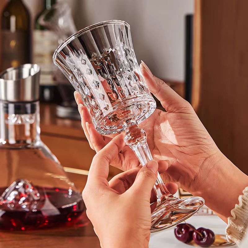 Retro embossed glass cups, creative cocktail cups, highball glasses, champagne glasses, sweet wine glasses, juice cold drink cocktail cups Application Scenario