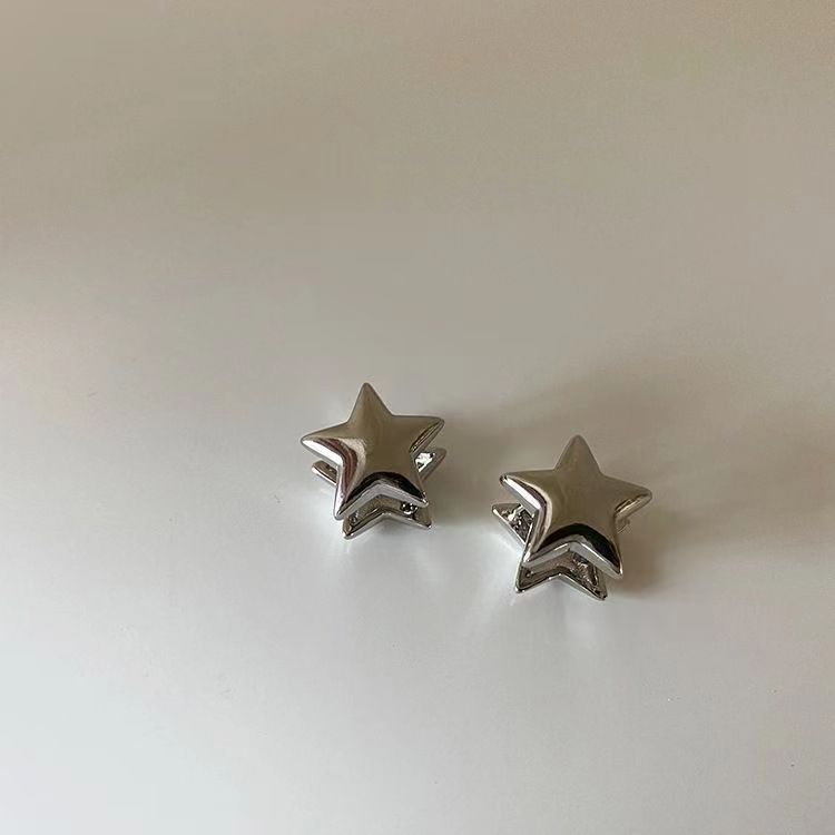 The simple metal five-pointed star earrings from Dongdaemun, South Korea, exude a feminine charm. These star earrings are versatile and unique Application Scenario