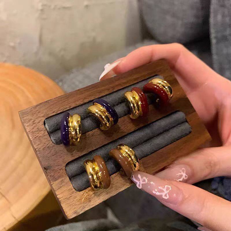 Shop owner's recommendation! Stunning black and gold stud earrings, high-end retro earrings, niche design, retro Hong Kong-style earrings details Picture