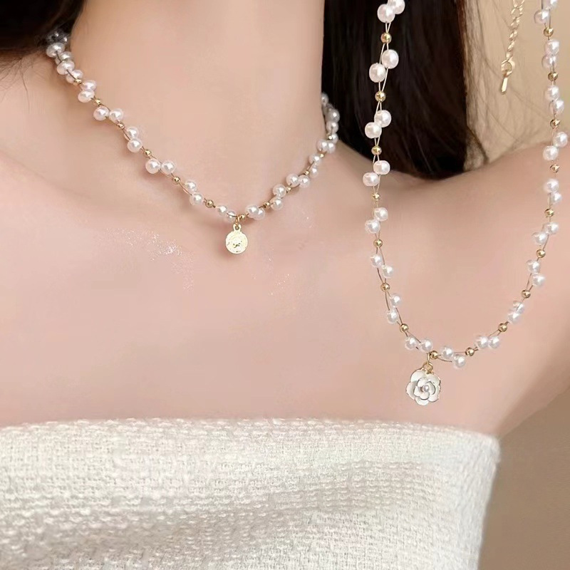 Light luxury camellia pearl necklace with a niche design sense for women, new summer 2024 collarbone chain accessory wholesale full figure