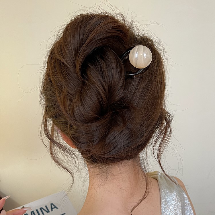 Pearl diffusion retro style hairpin for women, U-shaped high-end hairpin 2025, high-end summer hairpin, hairpin and hair accessory Application Scenario