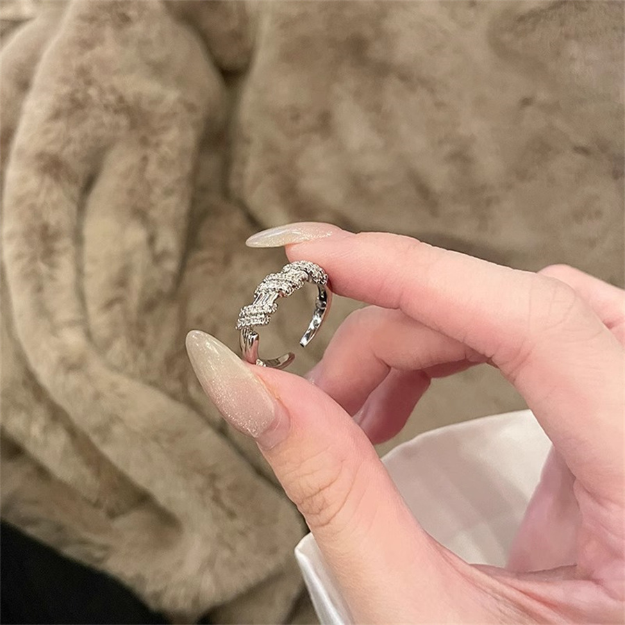 A niche retro zircon ring for women, 925 sterling silver, with a light luxury and high-end feel, is a versatile and unique open-top ring Application Scenario