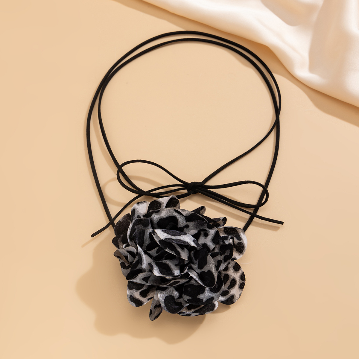 European and American cross-border jewelry, high-end leopard print flower knot necklace, leather wax rope, flower Choker, hot girl new style Application Scenario