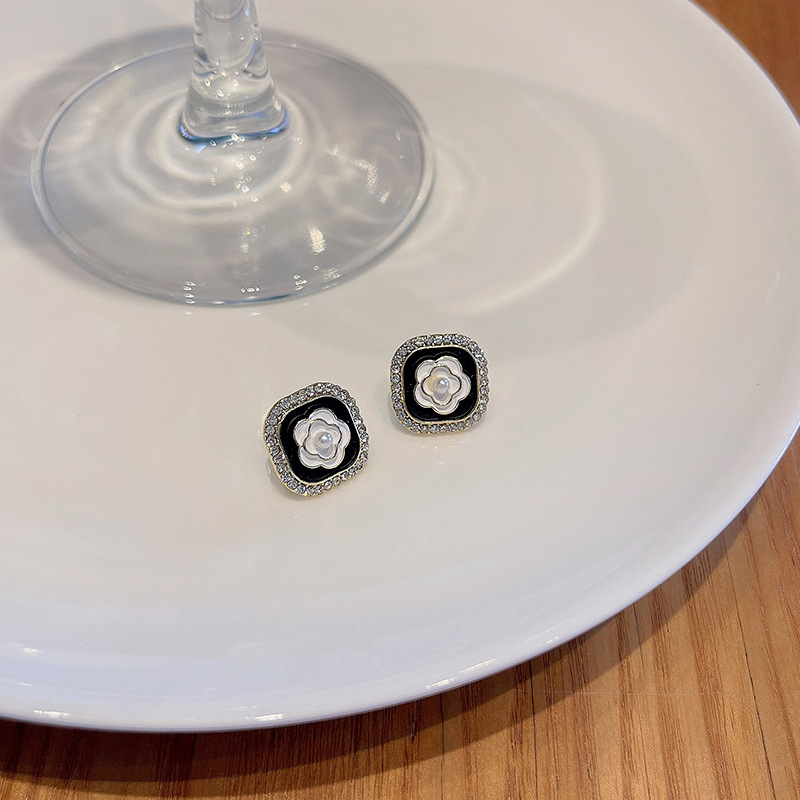 New retro super sparkling zircon flower earrings from South Korea, a sophisticated and elegant stud accessory for women with a cold and aloof style Application Scenario