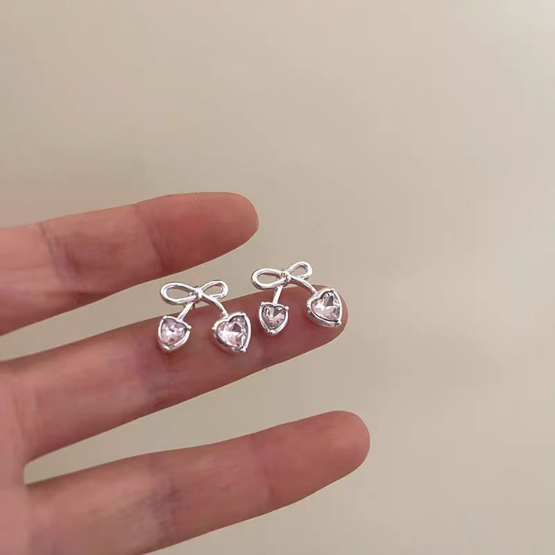 The 2025 new pink zircon heart-shaped bow stud earrings are a light luxury, high-end, versatile and niche design accessory for women Specification drawing