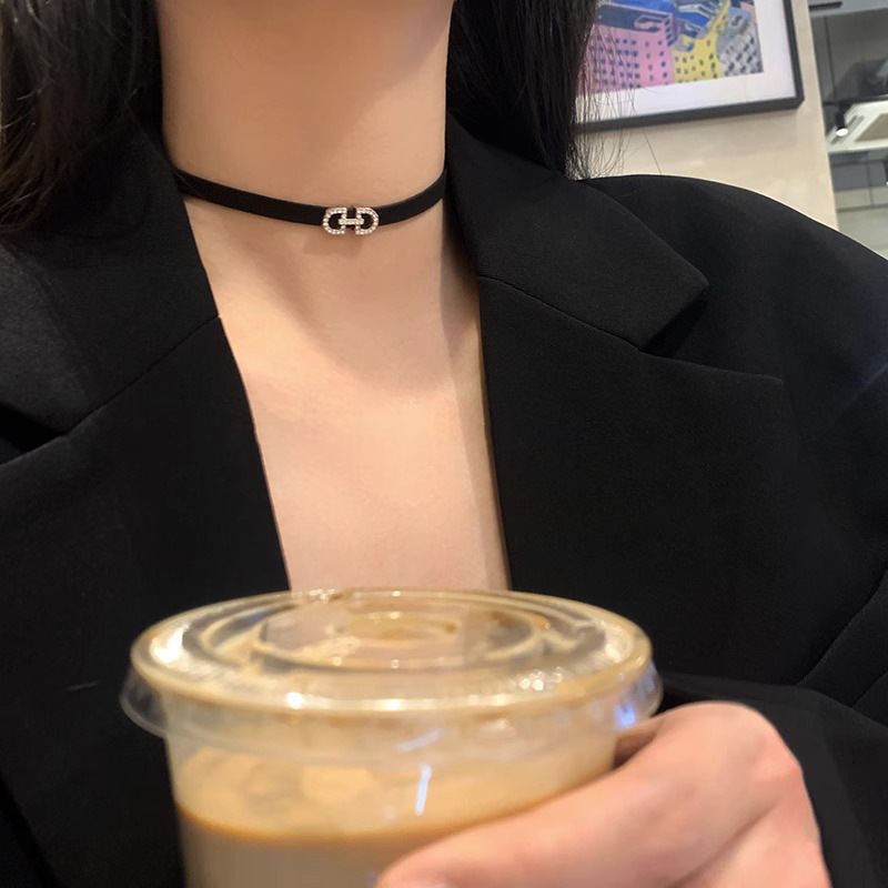 Light luxury and niche black rope necklace, feminine choker collarbone chain, neck chain, neck strap, neck accessory, collar trend Application Scenario