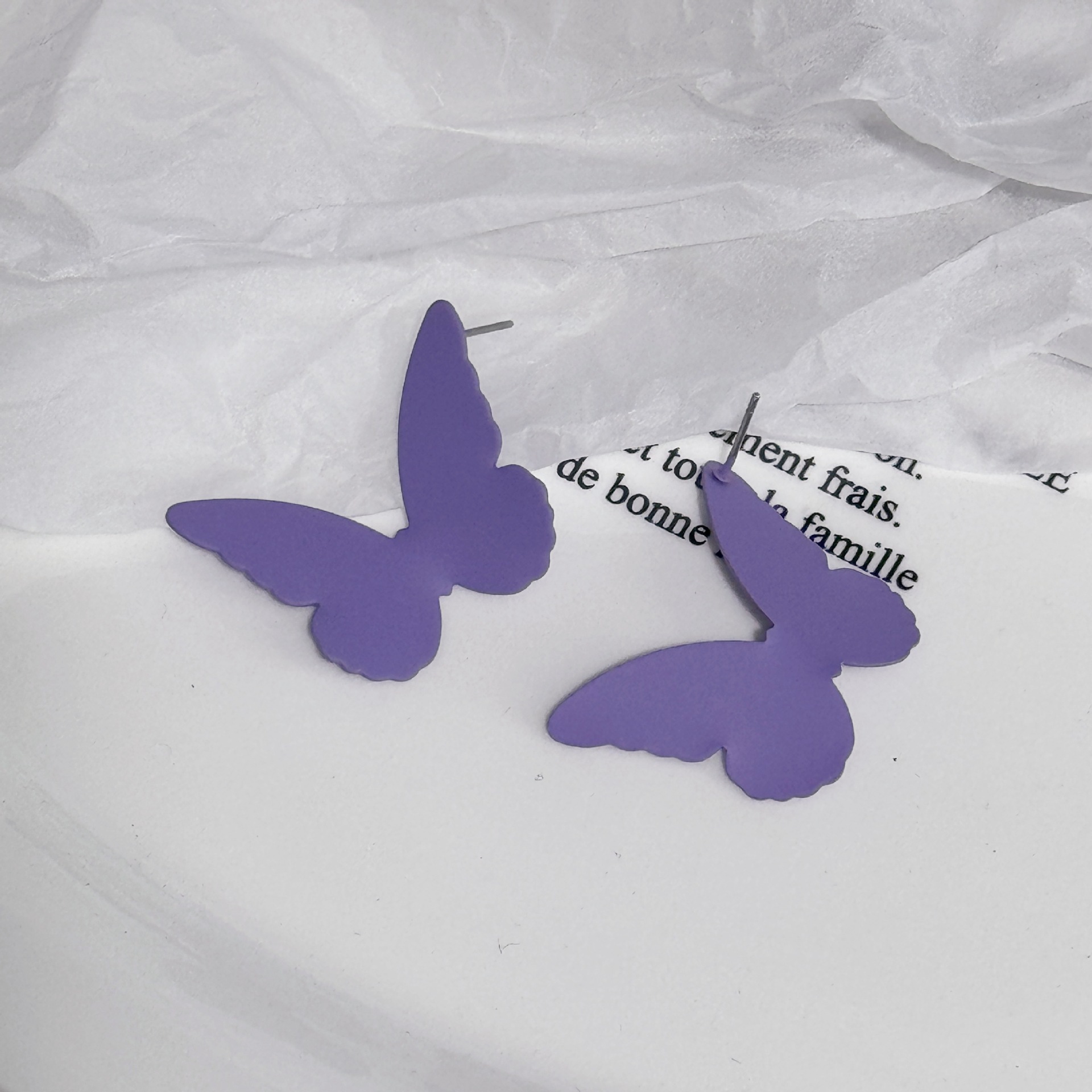 Fluttering butterflies ~ Butterfly stud earrings for women in Spring/Summer 2025, stylish and versatile, sweet and girlish earrings and earrings Specification drawing