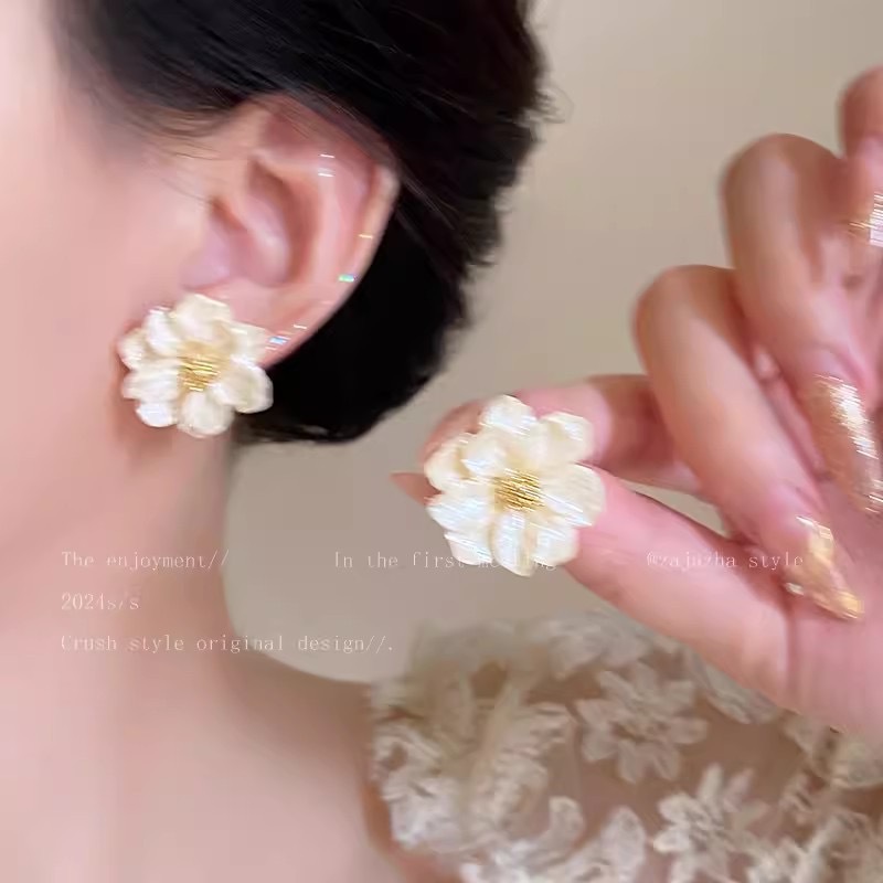Early spring camellia stud earrings for women, light luxury, versatile and high-end niche earrings, 2025 new retro trendy earrings full figure