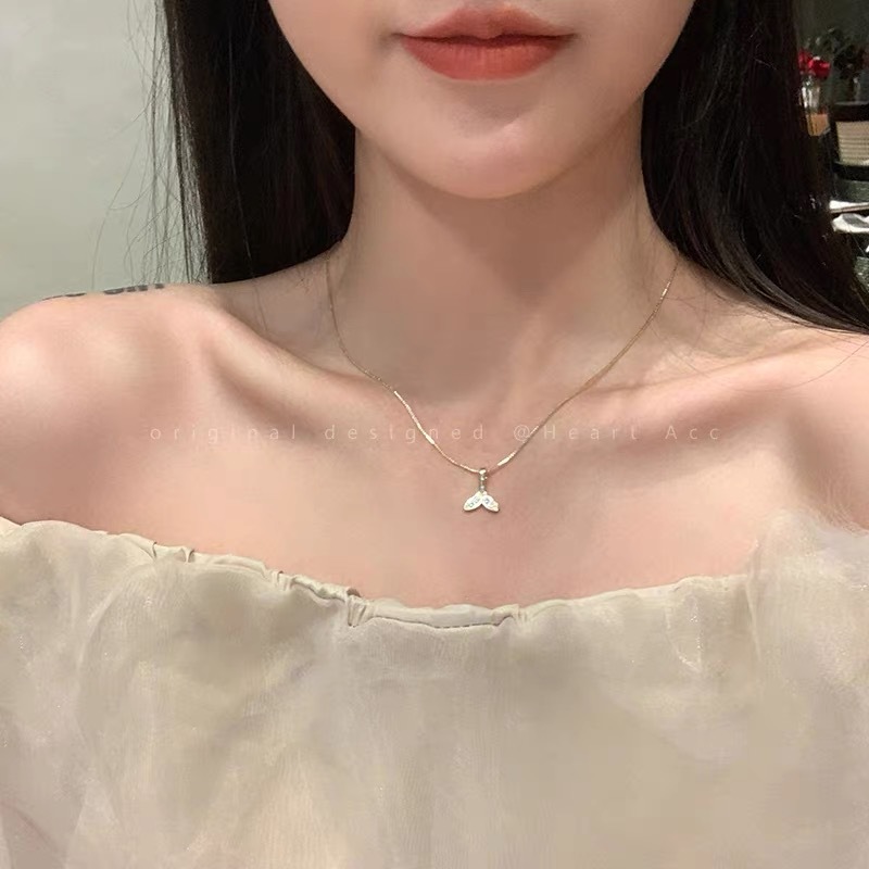 Light luxury golden fishtail pendant necklace, a trendy and niche design accessory for women, and an Instagram influencer collarbone chain full figure