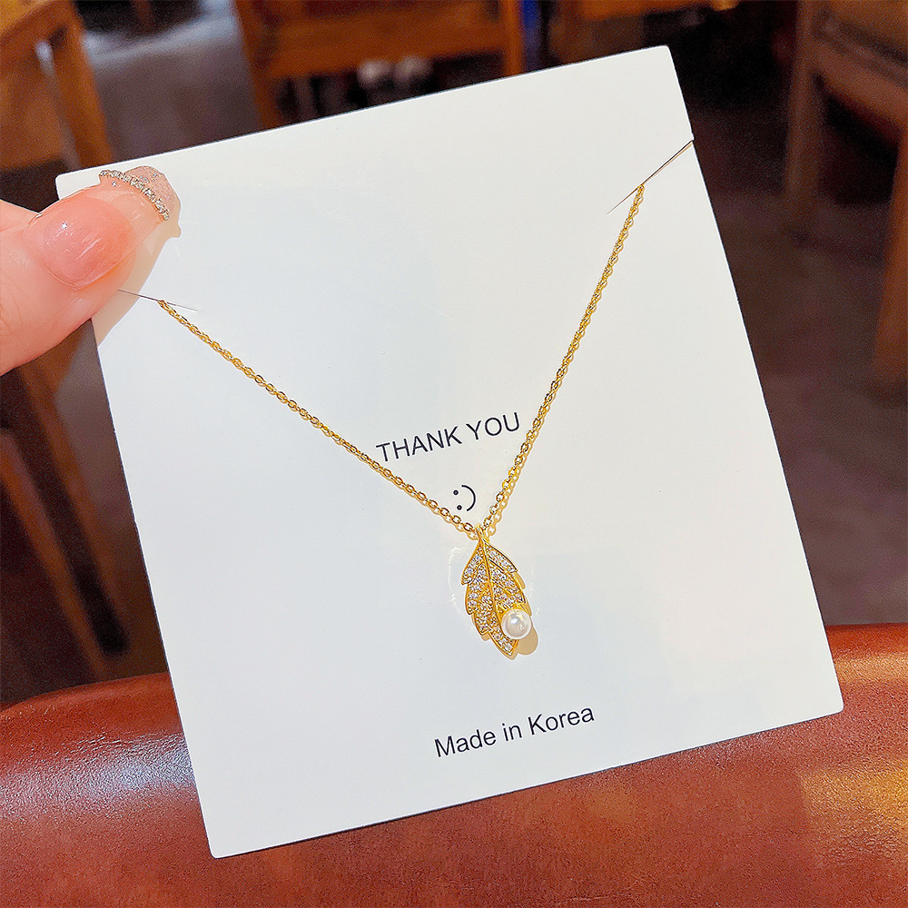 The 2025 new minimalist pearl necklace with an inS-style, high-end, niche collarbone chain and a trendy leaf pendant details Picture