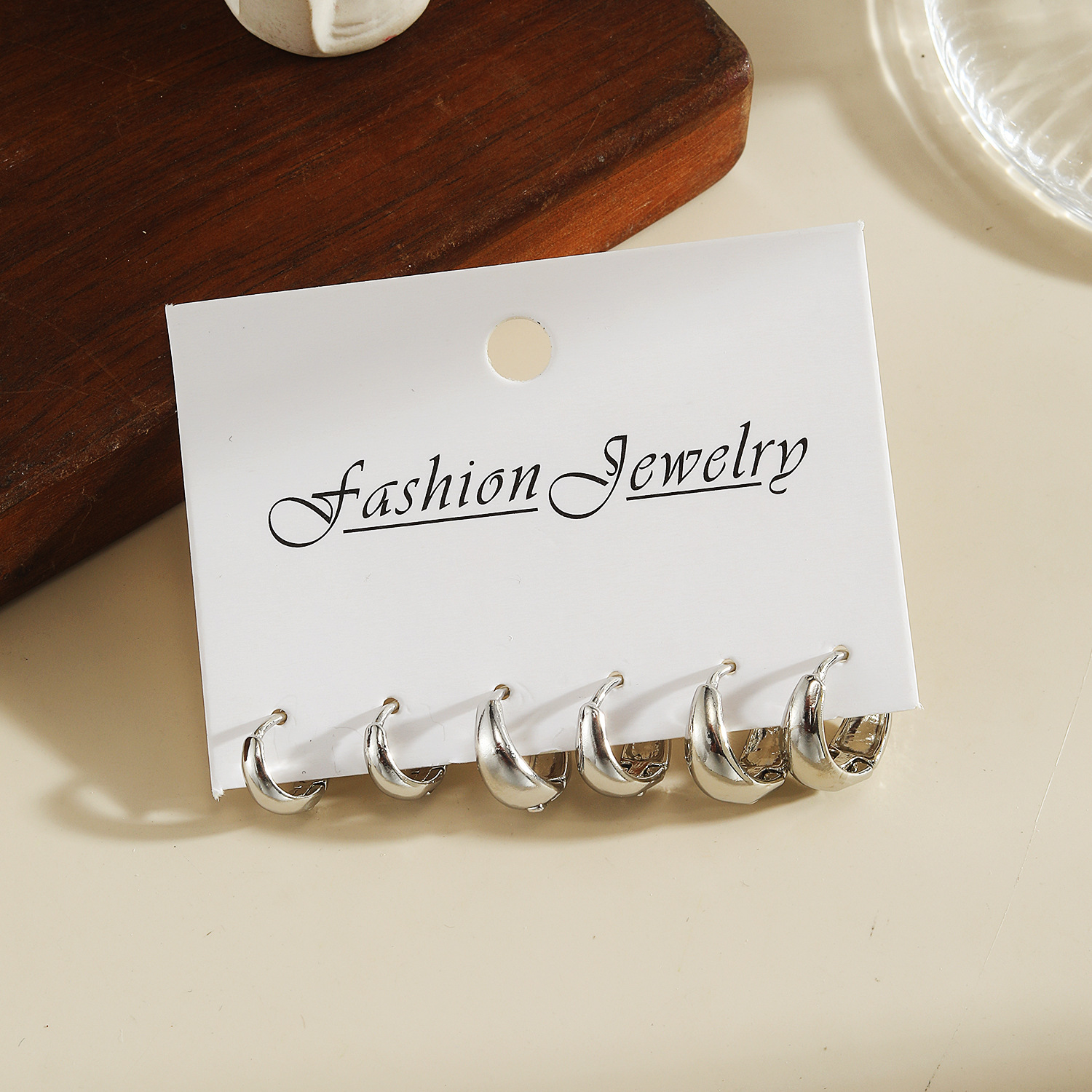 A new set of 3-piece golden metal earrings with a high-end, creative, retro and simple style from Europe and America, featuring Doudou stud earrings Specification drawing