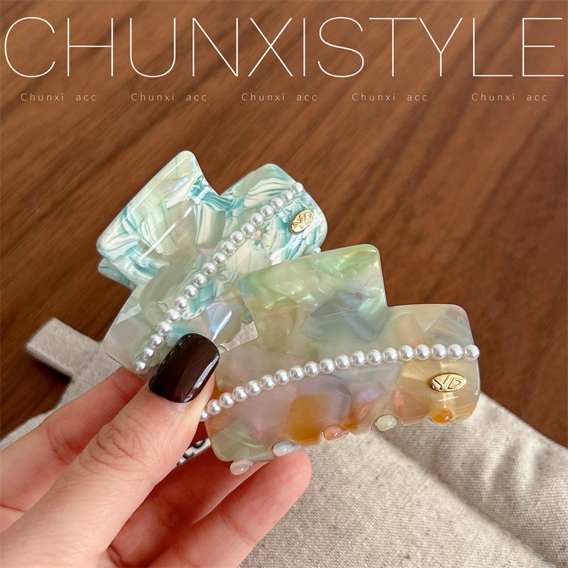 Korean acetate hair accessories, simple and elegant Korean-style updo hair clips, medium-sized hair clips, pearl hair clip accessories Application Scenario
