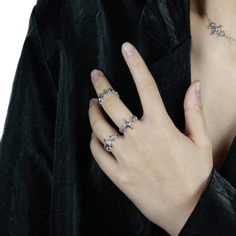 A woman wearing an irregularly shaped star-studded ring on Instagram is a trendy and cool couple with a simple and unique style Specification drawing