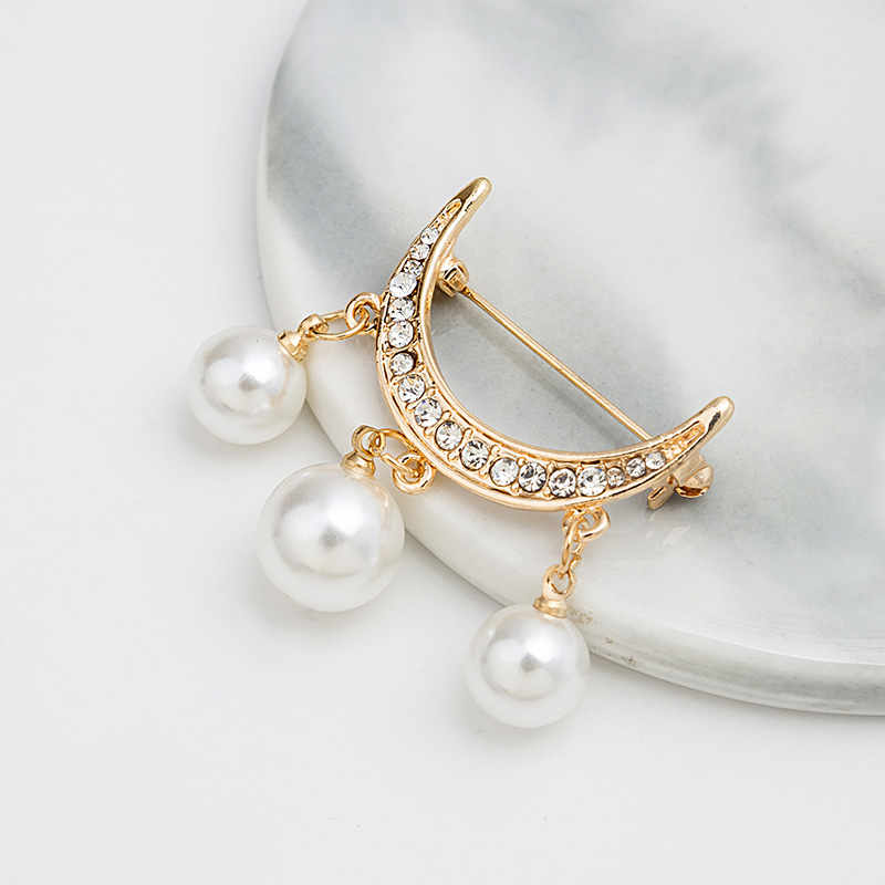 Korean creative diamond-encrusted crescent pearl brooch, versatile and elegant cardigan, anti-exposure collar buckle brooch Specification drawing