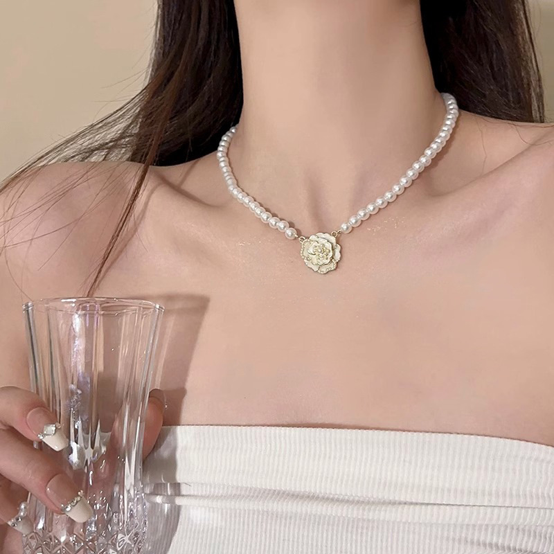Camellia Love ~ French Retro Camellia Pearl Necklace for Women, Light Luxury and niche design sense collarbone chain necklace full figure