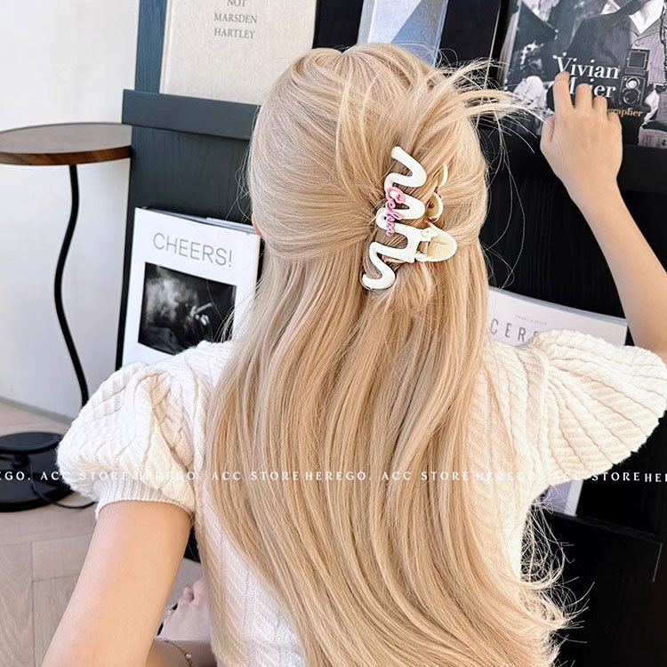 Sweet and cool Barbie wavy line hair clips, large acrylic updo hair clips, letter hair clips, high-end shark clips Specification drawing