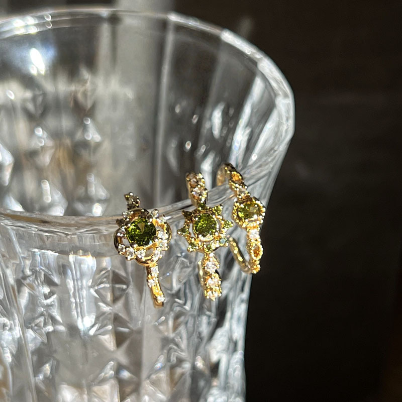 Retro champagne gold, forest-themed olive green diamond layered ring for women, small small diamonds, unique and elegant, high-end ring trend Application Scenario