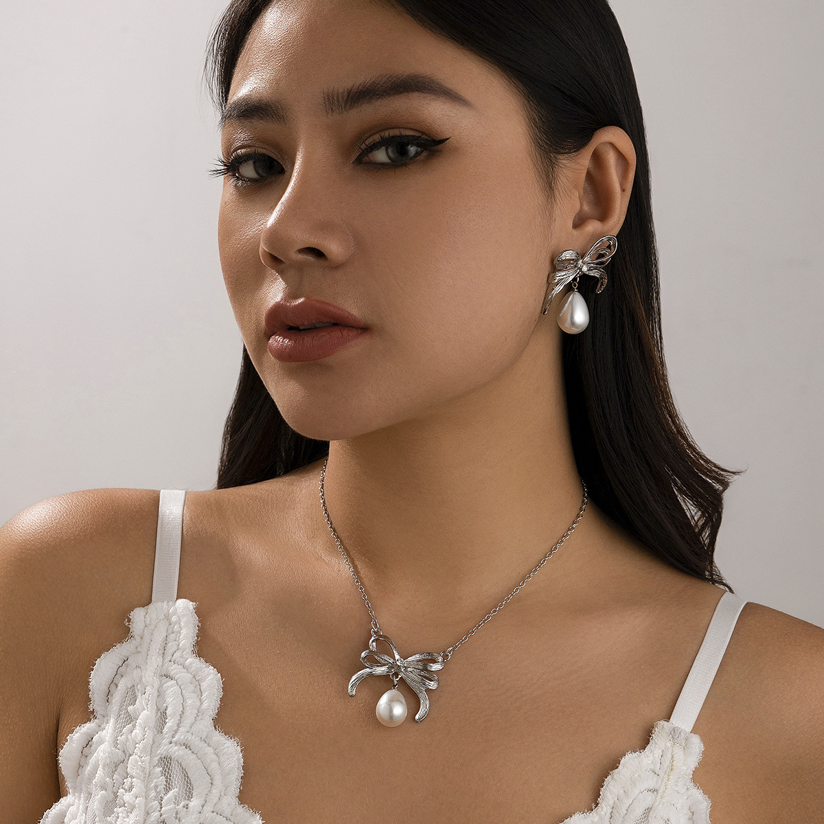 European and American cross-border jewelry bow, round plate cross chain necklace, imitation pearl alloy iron chain, ins collarbone chain details Picture
