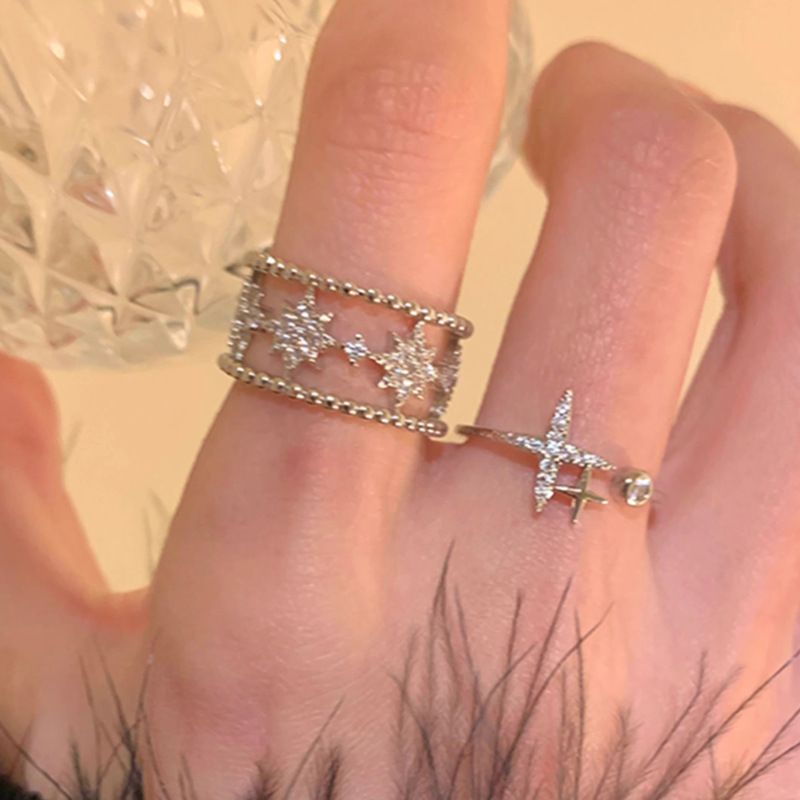 Simple and hollowed-out star ring for women, French, gentle, simple and niche style, versatile for daily use, commuting, best friends and students full figure