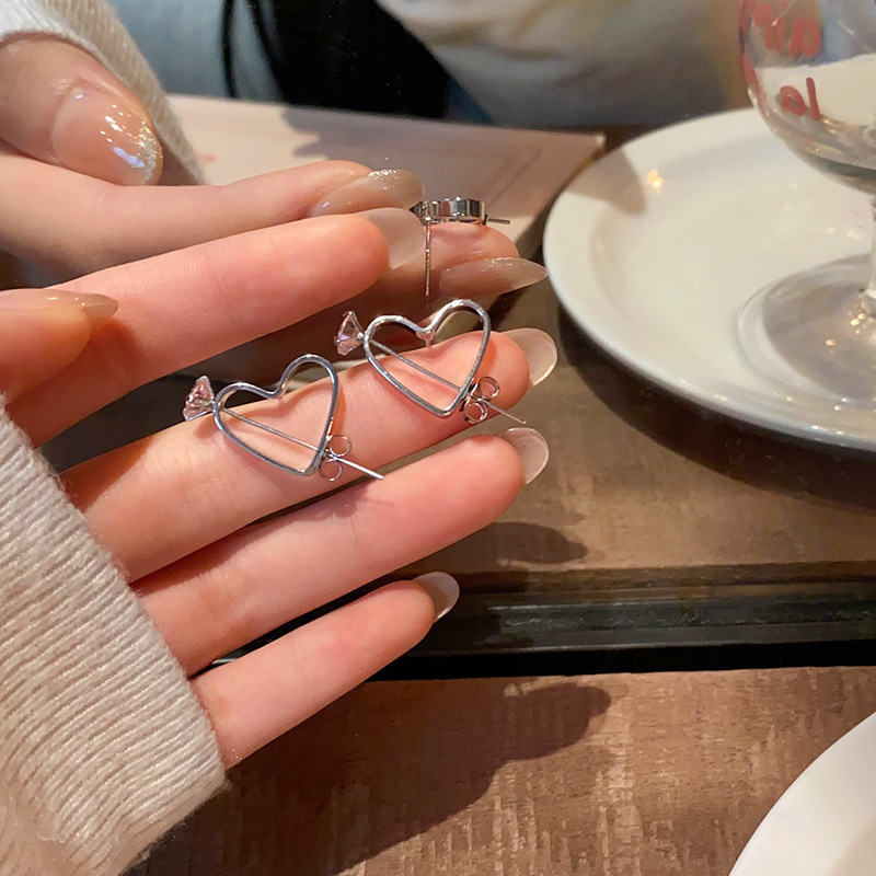 New creative one-shot piercing zirconium heart-shaped earrings for women, trendy Instagram hollowed-out zirconium pink heart-shaped stud earrings details Picture