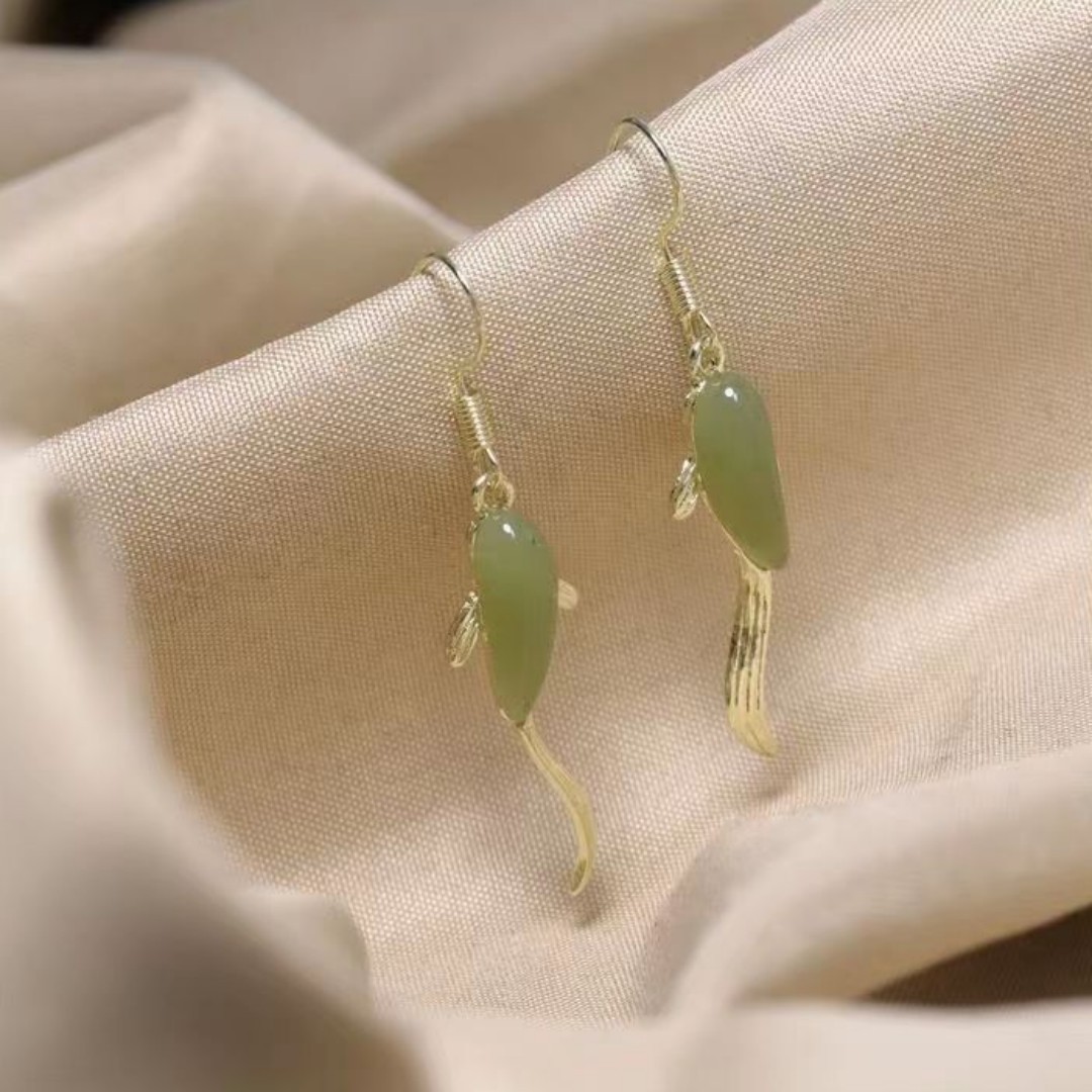 New Chinese-style ancient-style blue fish anti-jade ear hook, feminine charm, versatile design, like a fish in water, vintage earrings full figure