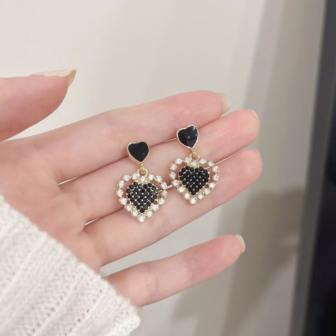 The 2025 new trendy sparkling diamond heart-shaped stud earrings are a niche design for women, stylish and versatile, and are popular online celebrity earrings and earrings full figure