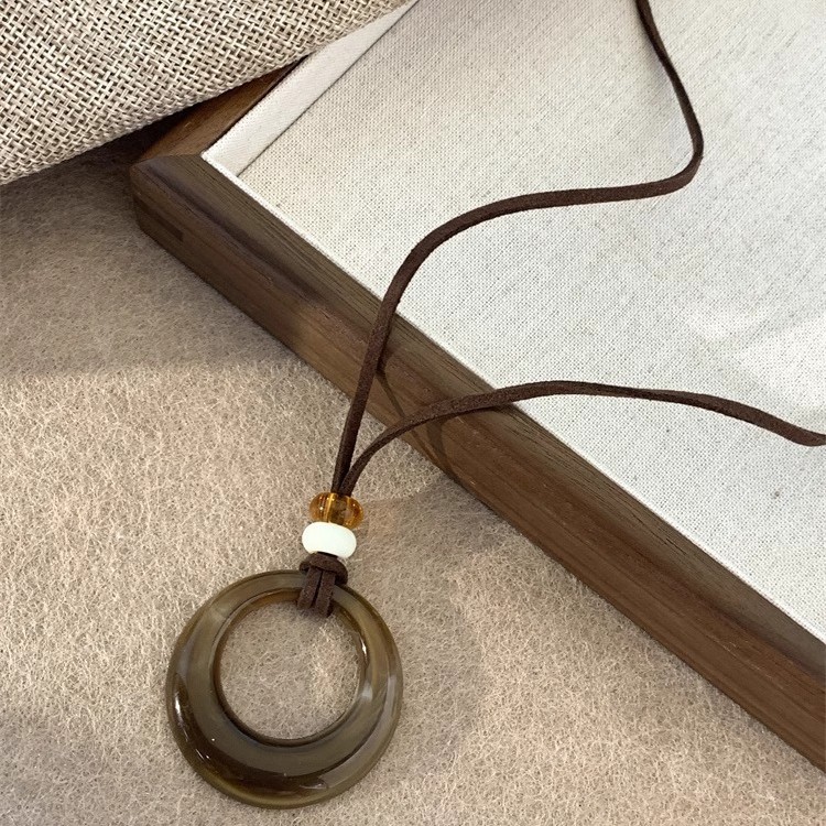 Retro ethnic style large coffee-colored ring resin necklace, long tassel sweater chain, high-end and versatile necklace Application Scenario