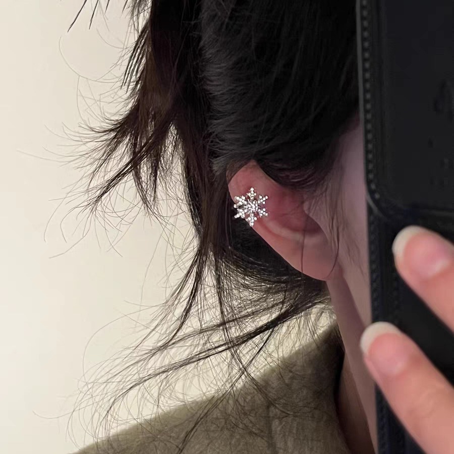 The first snow of autumn and winter ~ Christmas atmosphere snowflake zircon ear bone clips, cool and elegant style, light luxury ear clips, no ear holes full figure