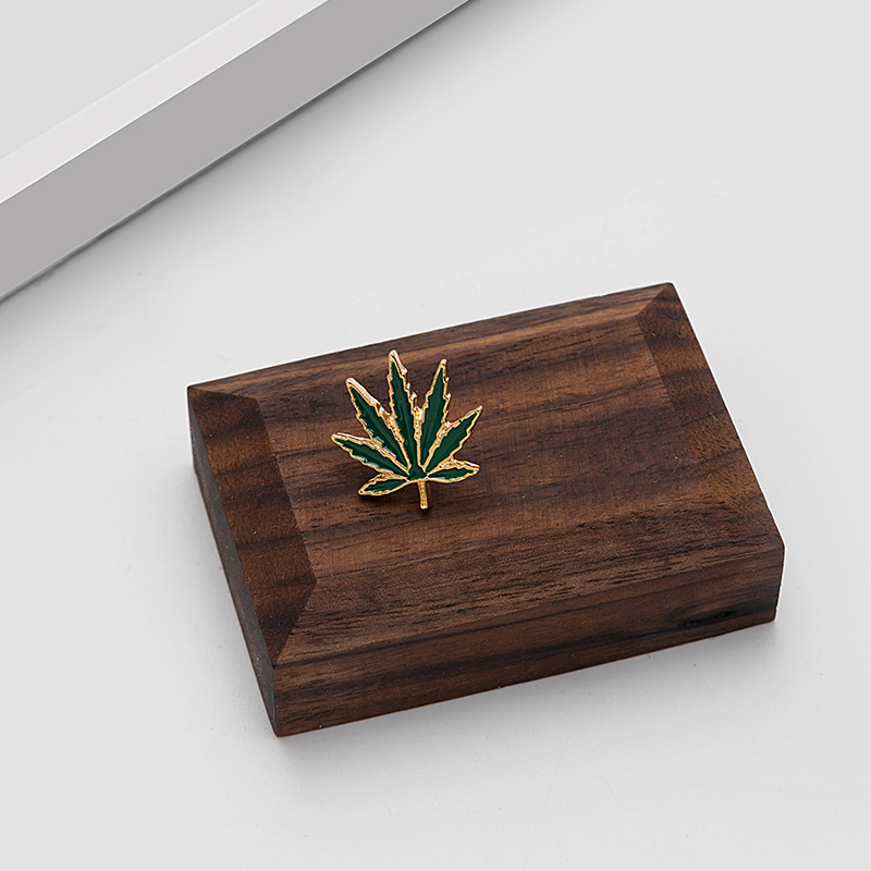 European and American retro brooches and pins, personalized and creative maple leaf alloy oil-dripping leaf badges, direct sales from the manufacturer Application Scenario
