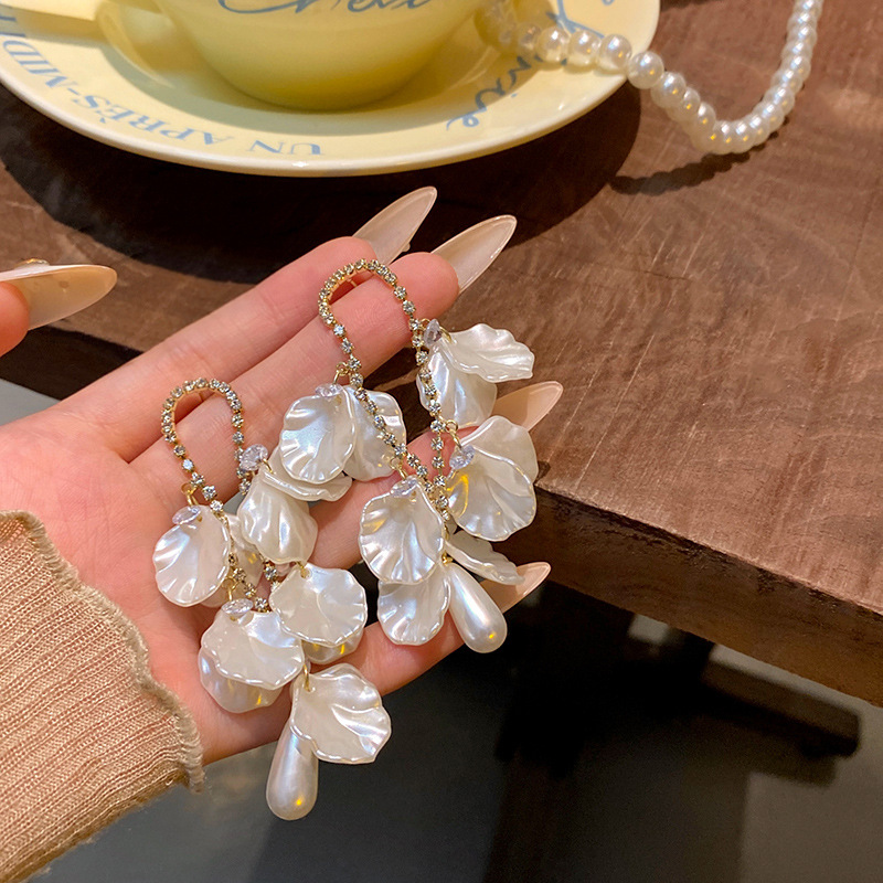 Super fairy petal tassel stud earrings for women, a light luxury and high-end look. Long tassel pearl earrings, a unique and popular earpiece Specification drawing