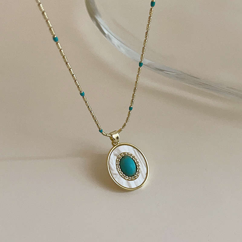 The design sense turquoise and pearl layered necklace is a retro, light luxury, elegant and fashionable style for women. It is a versatile necklace and collarbone chain Application Scenario