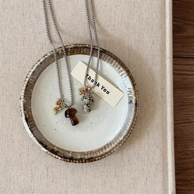 Spotted tiger's eye mushroom pendant necklace for women, no color fading, versatile, long collarbone chain, the same style as the trendy sweater chain Application Scenario