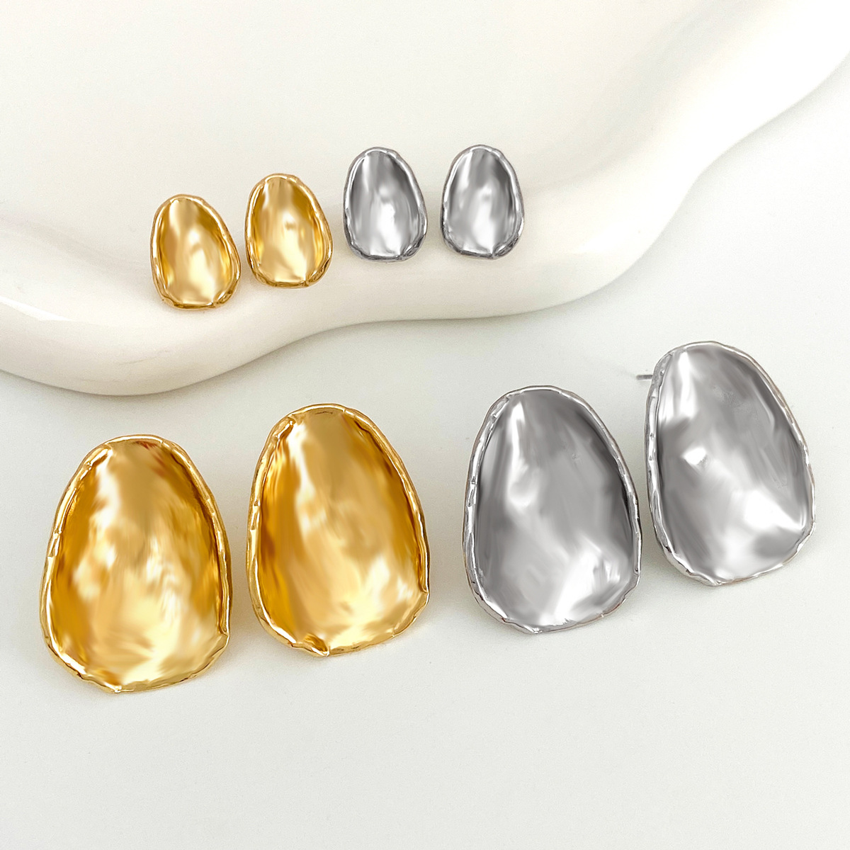 European and American InS-style irregular round piece earrings, French light luxury and niche design, textured ear studs, cross-border earrings Specification drawing