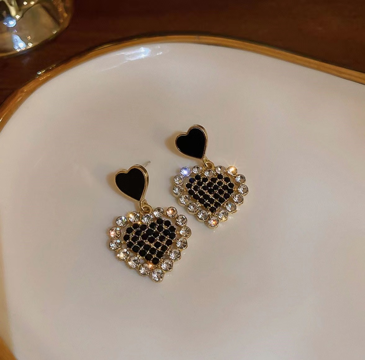The 2025 new trendy sparkling diamond heart-shaped stud earrings are a niche design for women, stylish and versatile, and are popular online celebrity earrings and earrings Specification drawing