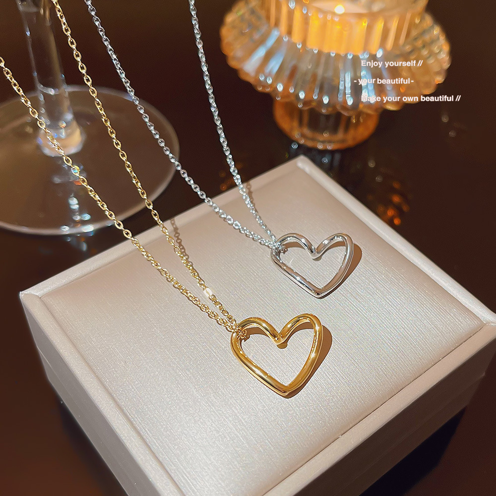 Stainless steel necklace with a unique and high-end look for women, a minimalist heart-shaped pendant in a cold style on Instagram, and a best-selling collarbone chain on Xiaohongshu details Picture
