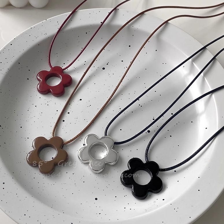 Simple and colorful flower pendant from Japan and South Korea, long leather rope necklace, sweet and elegant for women, versatile and fashionable sweater chain for commuting Specification drawing