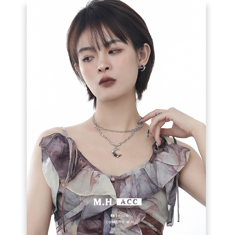 Dark scarlet crescent-shaped necklace that doesn't fade, an original and fashionable summer necklace for women with a cool and refreshing look. Layered collarbone chain details Picture