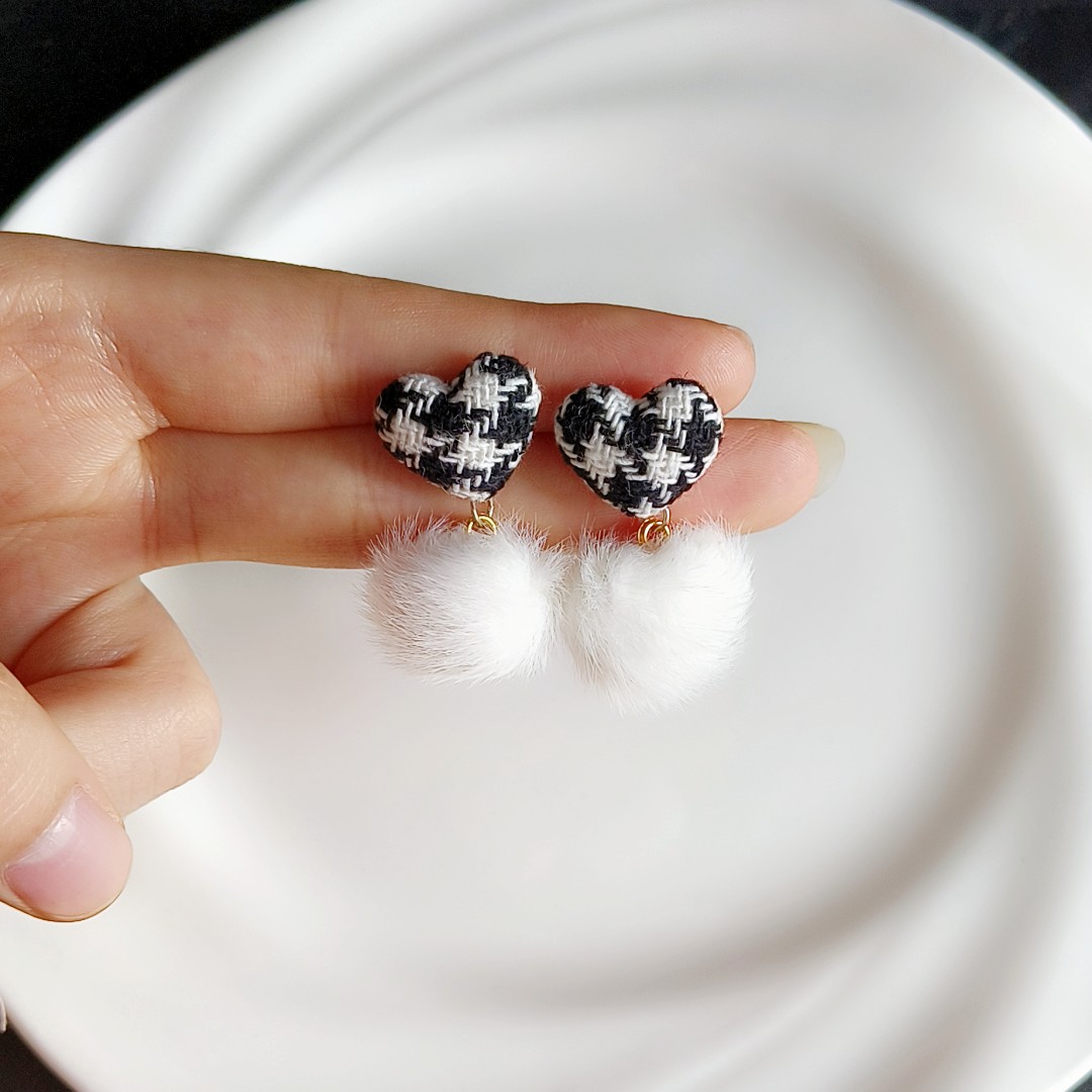 Autumn and winter furry fur stud earrings for women on Instagram, black and white checkered heart-shaped plush earrings, a rare and versatile accessory Specification drawing
