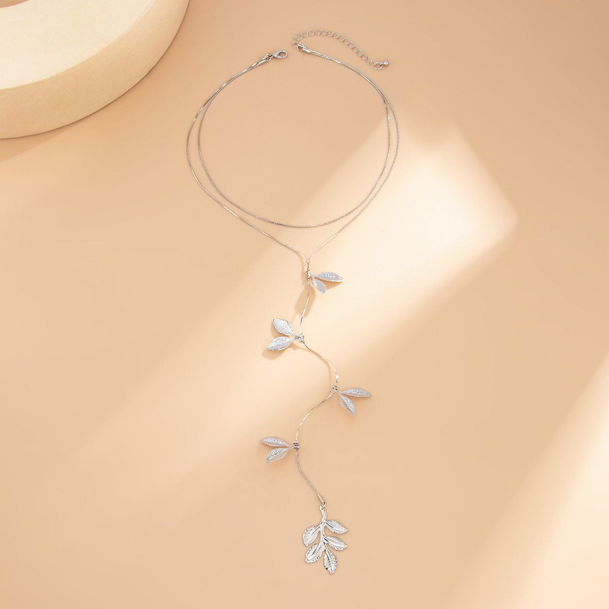 European and American cross-border jewelry, niche and simple leaf-shaped tassel pendant necklace, versatile metal fine chain collarbone necklace Application Scenario