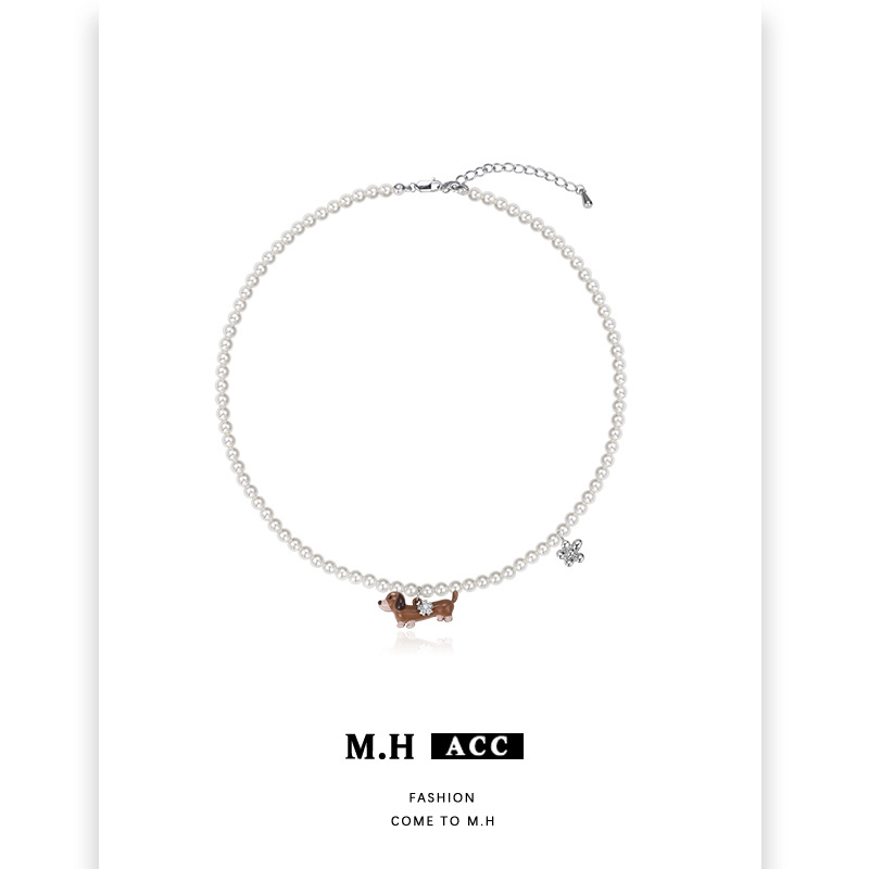 Sausage puppy pendant pearl necklace for women, light luxury, sweet and cool, niche design, high-end collarbone chain, seaside accessory full figure