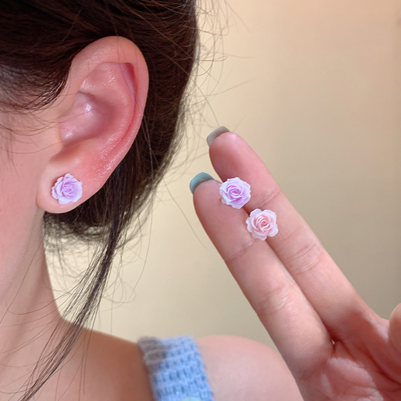 Sweet and fresh pink rose stud earrings, feminine and ethereal charm, versatile dry rose flower earrings and earrings details Picture