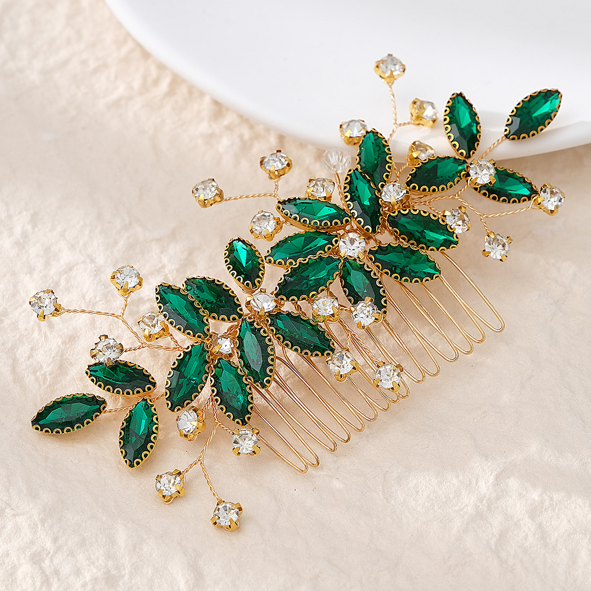 European and American cross-border accessories, water diamond hair combs, wedding banquet updo, crystal hair accessories, retro and versatile, handcrafted bridal combs Application Scenario