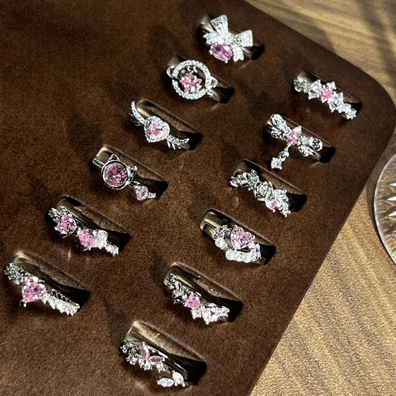 A new and elegant sweet mousse pink diamond bow heart ring, a light luxury and elegant ladylike style, a fashionable and unique index finger ring Application Scenario