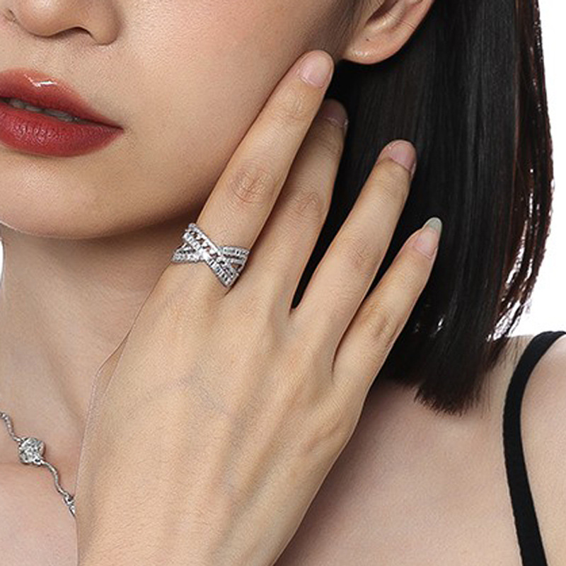 The micro-inlaid zircon open ring is a niche design index finger ring with a high-end feel. It features an ins trendy, light luxury and cold style, presenting a fashionable and individual look Specification drawing