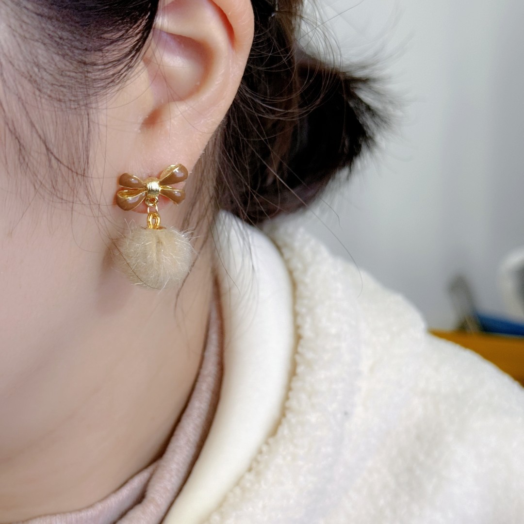 The 2025 new autumn and winter collection of hairball stud earrings for women, featuring a trendy, sweet, versatile, gentle, fashionable and high-end look Specification drawing