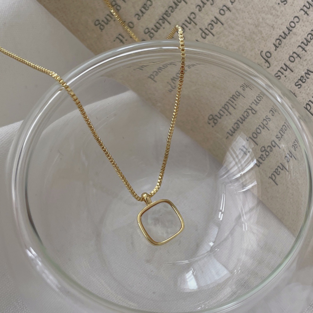 Light luxury and niche design square shell necklace, women's ins style, versatile, simple and elegant collarbone chain accessory wholesale Application Scenario