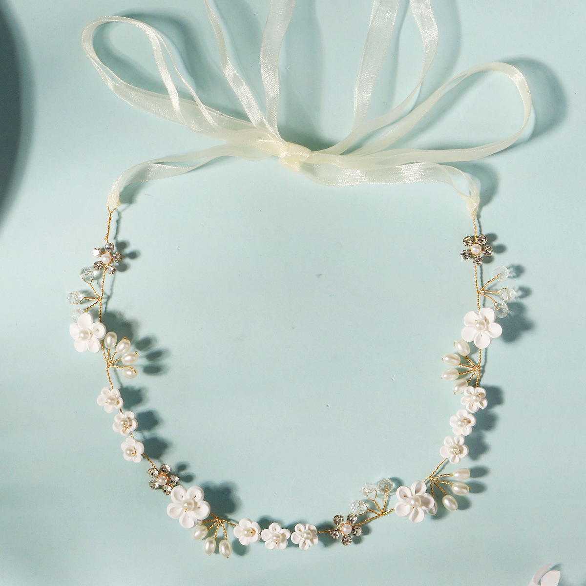New wedding accessories from Europe and America, such as hair bands, wedding coils, hand-made pearl soft clay flower headbands for brides details Picture